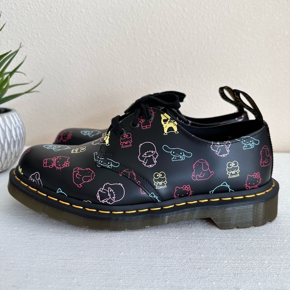 New Dr. Martens Hello Kitty and Friends Black Leather Oxford Shoes Unisex US9 - Picture 3 of 16
